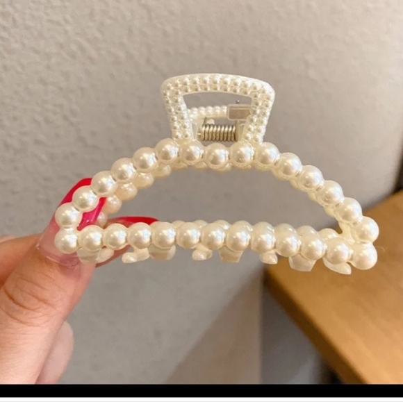 New. Imitation Pearl Geometric Hair Claws - Picture 1 of 2